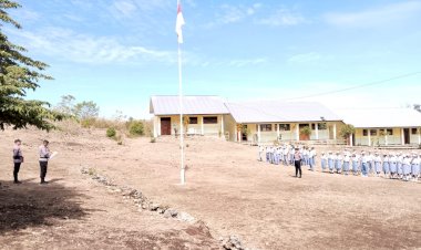 Hadir-Mendidik-Generasi-Penerus-Bangsa,-Polsek-Lasiolat-kembali-Turun-ke-Sekolah-Jadi-Pembina-Upacara-Sembari-Menyampaikan-Pesan-Kamtibmas