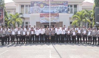 Beri-Reward-ke-32-Personel,-Kapolres-Belu:Jadikan-Penghargaan-Sebagai-Bentuk-Motivasi-untuk-Meningkatkan-Kinerja-dan-Pelayanan-Terbaik-ke-Masyarakat