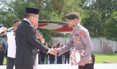 Olah-Lahan-Tidur-Selamatkan-Tomat-Raksasa-Langka-dari-Kepunahan,-Bripka-Nasrul-Ikhwan-Terima-Penghargaan-dari-Kapolda-NTT