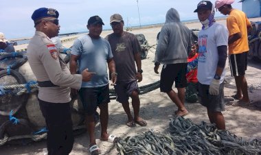 Patroli-di-Pesisir-Pantai,-Personel-Sat-Polairud-Polres-Belu-Imbau-Nelayan-Waspada-dan-Urungkan-Melaut-Saat-Cuaca-Buruk