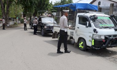 Dua-Hari-Operasi,-Personel-Ops-Zebra-2025-Polres-Belu-Intensifkan-Patroli-Sembari-Imbau-Pengendara-Tertib-Berlalu-Lintas