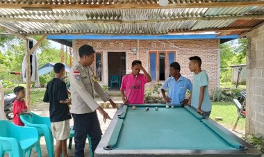 Turun-Menyapa-Warga,-Bhabinkamtibmas-Polres-Belu-Imbau-Sekelompok-Pemuda-Jauhi-Judi-dan-Minuman-Keras