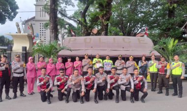 Tinjau-Pos-Pam,-Pos-Yan-dan-Pos-Terpadu-Lilin-Turangga-2025,-Kapolres-Belu-Bersama-Ketua-Bhayangkari-Bagikan-Parsel-kepada-Personel-Pengamanan-Nataru