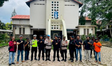 Jamin-Keamanan-Saat-Misa-Malam-Natal-2025,-Polres-Belu-Dampingi-Tim-Gegana-Brimob-Lakukan-Sterilisasi-di-Gereja