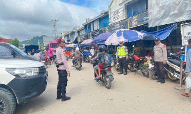 Cegah-Gangguan-Kamtibms-dan-Laka-Lantas,-Personel-Pos-Pelayanan-Lilin-2025-Polres-Belu-Rutin-Atur-Lalu-Lintas-dan-Patroli