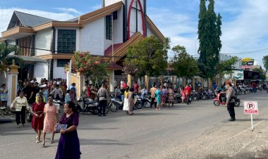 Ibadah-Minggu-Pasca-Natal,-Personel-Ops-Lilin-2025-Polres-Belu-Turun-ke-Gereja-Beri-Keamanan-dan-Kenyamanan-Umat-saat-Beribadah