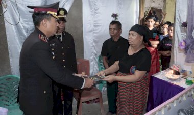 Wujud-Belasungkawa,Kapolres-Belu,-AKBP-I-Gede-Eka-Putra-Astawa-Melayat-ke-Rumah-Duka-Almarhum-AIPTU-Antoni-Pereira