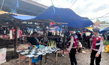 Sisir-Kompleks-Pasar-baru-Saat-Patroli,-Tim-Perintis-Samapta-Polres-Belu-Ajak-Warga-Jaga-Kamtibmas-dan-Jauhi-Perbuatan-Melanggar-Hukum