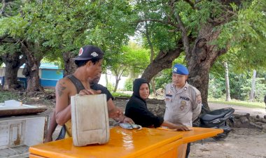 Sambang-ke-Pesisir-Pantai,-Personel-Sat-Polairud-Polres-Belu-Imbau-Nelayan-Waspada-dan-Urungkan-Melaut-Saat-Cuaca-Buruk