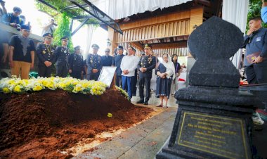 Hadiri-Pemakaman,-Kapolri:-Pesan-Eyang-Meri-Jadi-Inspirasi-dan-Semangat-Keluarga-Besar-Polri