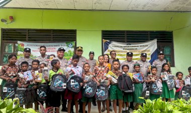 Peduli-Pendidikan-di-Batas-Negeri,-Polres-Belu-Polda-NTT-Salurkan-Tas-dan-Alat-Tulis-Untuk-Anak-anak-SDI-Haliulun