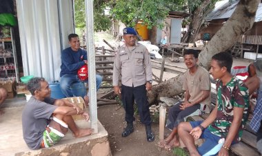 Sambang-ke-Warga-ke-Pesisir-Pantai,-Personel-Sat-Polairud-Polres-Belu-Imbau-Nelayan-Perhatikan-Cuaca-saat-Turun-Melaut