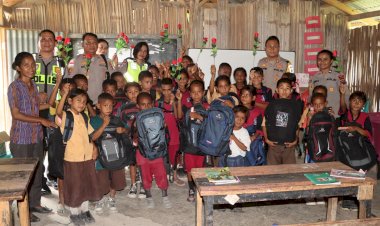 Hadirkan-Senyum-dan-Semangat-Belajar-di-Hari-Kasih-Sayang,-Kapolres-Belu-Bagikan-Perlengkapan-Sekolah-hingga-Coklat-untuk-Anak-anak-SD-Swasta-Tuan-Nurak
