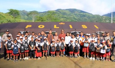 Wakapolda-NTT-Tinjau-SMP-Negeri-48-Sa-Ate-Gaikiu,-Dirikan-Tenda-Darurat-dan-Salurkan-Bantuan-Pendidikan