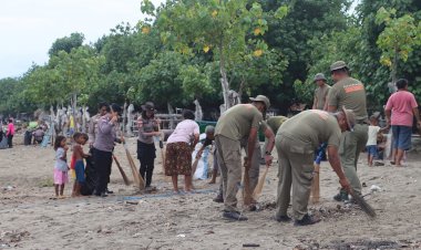 Dukung-Gerakan-Indonesia-ASRI,-Polres-Belu-bersama-Brimob-dan-Bhayangkari-Gotong-Royong-Bereskan-Sampah-di-Kawasan-Wisata-dan-Fasilitas-Umum