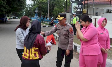 Tebar-Kebaikan-di-Bulan-Ramadan-1447-H,-Wakapolres-Belu-bersama-Anggota-dan-Bhayangkari-Turun-Bagi-Takjil-Jelang-Berbuka-Puasa