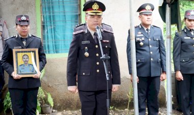 Beri-Penghormatan-Terakhir,-Wakapolres-Belu-Pimpin-Upacara-Pemakaman-Almarhum-Briptu-Purnawirawan-Lino-Loe-Leto
