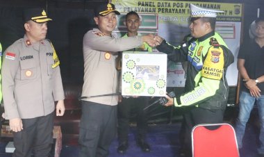 Tinjau-Kesiapan-Pos-Pengamanan-Idul-Fitri,-Kapolres-Belu-Bersama-Ketua-Bhayangkari-Bagikan-Parsel-kepada-Personel-Operasi-Ketupat-2026