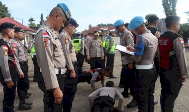 Uji-Disiplin-Anggota,-Wakapolres-Belu-bersama-Propam-kembali-Cek-Sikap-Tampang-dan-Surat-surat