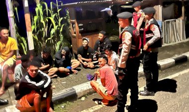 Stop-Nongkrong-hingga-Tengah-Malam-Sambil-Mengkosumsi-Miras,-Imbau-Tim-Perintis-Polres-Belu-ke-Masyarakat-Saat-Gelar-Patroli-Dialogis