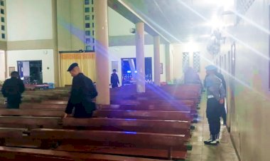 Jamin-Keamanan-Saat-Misa-Jumat-Agung,-Personel-Ops-Semana-Santa-2026-Polres-Belu-Dampingi-Tim-Gegana-Brimob-Lakukan-Sterilisasi-di-Gereja