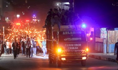 Turun-Jam-2-Dini-Hari,-Kapolres-Belu-Pimpin-Langsung-Anggota-Amankan-Pawai-Obor-Rayakan-Paskah-2026