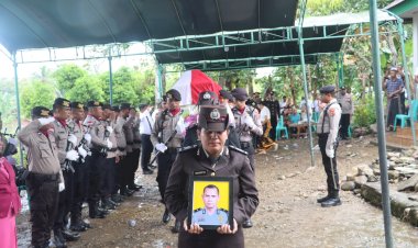 Beri-Penghormatan-Terakhir,-Polres-Belu-Gelar-Upacara-Pemakaman-Almarhum-PELDA-Purnawirawan-Rofinus-Selem