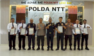Berhasil-Ungkap-Kasus-11-Juta-Rokok-Ilegal-di-Perbatasan,-Kapolda-NTT-Beri-Penghargaan-kepada-Personel-Polri-dan-Bea-Cukai