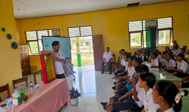 Peduli-Masa-Depan-Generasi-Penerus-Bangsa,-Satres-Narkoba-Polres-Belu-Sosialisasikan-Dampak-Buruk-Narkoba-kepada-Pelajar-SMPN-Haliwen