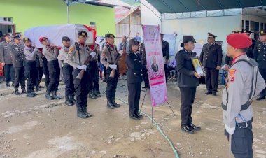Beri-Penghormatan-Terakhir,-Polres-Belu-Gelar-Upacara-Pemakaman-Almarhum-Brigadir-Polisi-Kepala-Purnawirawan-Jonas-Lama