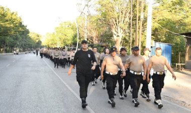 Kabidpropam-Polda-NTT-Pimpin-Penyematan-Baret-Biru-dan-Aksi-Bersih-Pantai-Pasir-Panjang