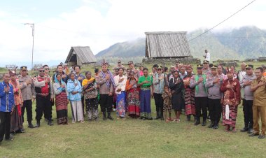 Kunjungi-Fulan-Fehan-Jelang-Festival,-Kapolres-Belu-Lakukan-Tatap-Muka-dengan-Loro-Lamaknen,-Tokoh-Adat-dan-Masyarakat-desa-Dirun