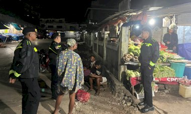 Patroli-Dialogis-di-Kawasan-Pasar-Baru,Unit-Turjawali-Samapta-Polres-Belu-Ajak-Masyarakat-dan-Pedagang-Hubungi-110-Bila-Temukan-Gangguan-Kamtibmas