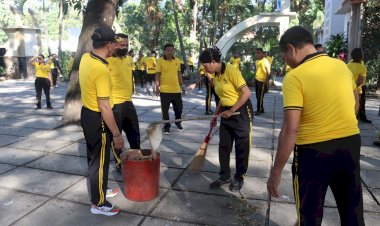 Bakti-Religi-Sambut-Hari-Bhayangkara-ke-80,-Personel-Polres-Belu-Turun-Penuh-Gotong-Royong-Bersihkan-Empat-Tempat-Ibadah