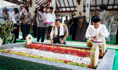 Jelang-Hari-Bhayangkara,-Kapolri-Ziarah-ke-Makam-Gus-Dur 