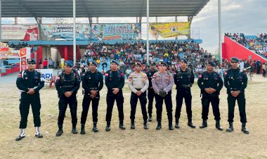 Personel-Gabungan-Polres-Belu-dan-Brimob-Amankan-Pertandingan-Ketiga-Babak-8-Besar-Turnamen-Sepak-Bola-Bupati-Belu-Cup-2026