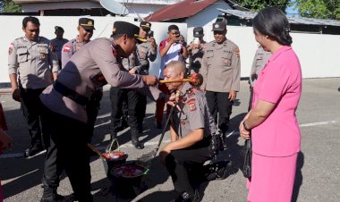 Seru-dan-Berkesan,-52-Personel-Polres-Belu-dan-Brimob-yang-Naik-Pangkat-Dapat-Siraman-Air-Kembang,-Dihujani-Water-Canon-hingga-Tebe-Bersama