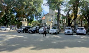 Jamin-Keamanan-Sekaligus-Cegah-Laka-Lantas,-Satuan-Lalu-Lintas-Polres-Belu-Rutin-Atur-Lalu-Lintas-di-Gereja-Saat-Ibadah-Minggu