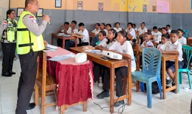 Sosialisasi-untuk-Pelajar-Baru-SMA-Stella-Gratia,-Cara-Sat-Lantas-Polres-Belu-Bangun-Wawasan-dan-Kesadaran-Berlalu-Lintas-Bagi-Generasi-Penerus-Bangsa
