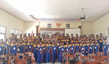 Peduli-Masa-Depan-Generasi-Muda,-Polsek-Raimanuk-Ajak-Siswa-Baru-SMAN-Raimanuk-Jauhi-Kenakalan-Remaja-dan-Patuhi-Aturan-Lalu-Lintas
