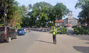 Rutin-Setiap-Minggunya,-Sat-Lantas-Turun-ke-Gereja-Beri-Keamanan-dan-Kenyamanan-Umat-saat-Beribadah