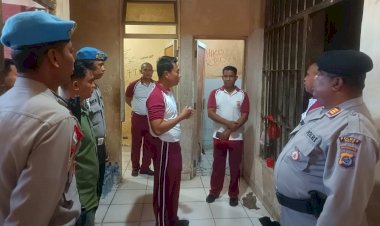 Pastikan-Keamanan-dan-Kondisi-Kesehatan-Warga-Binaan,-Kapolres-Belu,-AKBP-I-Gede-Eka-Putra-Astawa-Cek-Ruang-Tahanan-dan-Beri-Pesan-Ini-untuk-Anggota-Jaga-dan-Piket-Fungsi