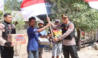 Gelar-Patroli-Pantau-Situasi-Kamtibmas-di-Tapal-Batas-RI-RDTL,-Kapolres-Belu-Bagi-bagi-Bendera-Merah-Putih-dan-Sembako-Untuk-Masyarakat