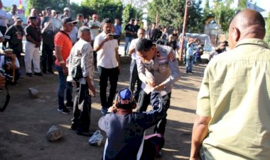 Ritual-Bau-Lolon-Satukan-Dua-Kampung,-Kapolda-NTT-Dorong-Perdamaian-Jadi-Komitmen-Bersama