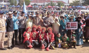 Sedot-Perhatian-Ribuan-Warga,-Karnaval-Kebangsaan-Sambut-HUT-RI-ke-81-Dijaga-dan-Dikawal-Ketat-Personel-Polres-Belu