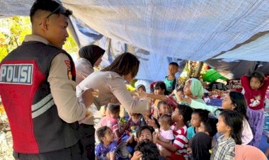 Polwan-Polres-Manggarai-Timur-Hadirkan-Senyum-Anak-Anak-Pengungsi-Gempa-Lewat-Trauma-Healing