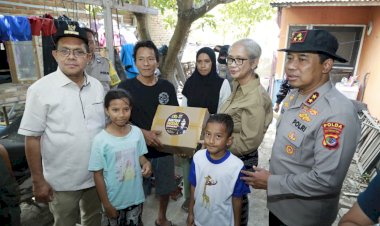 Kapolda-NTT-Tinjau-Rumah-Warga-Terdampak-Gempa,-Salurkan-Bantuan-Sosial