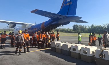 Misi-Kemanusiaan-Gempa-Flores,-Personel-Mabes-Polri-dan-10-K-9-Tiba-di-Ngada