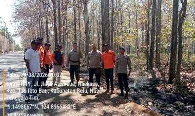 Gerak-Cepat,-Personel-Polres-Belu-bersama-Damkar-dan-UPT-KPH-Berjibaku-Padamkan-Api-di-Kawasan-Hutan-Lindung-Nenuk