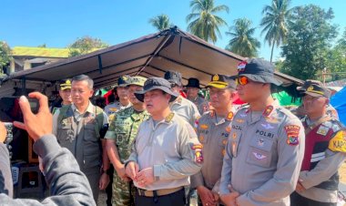 Wakapolda-NTT-Dampingi-Astamaops-Kapolri-Tinjau-Posko-Pengungsian-Korban-Gempa-di-Reo